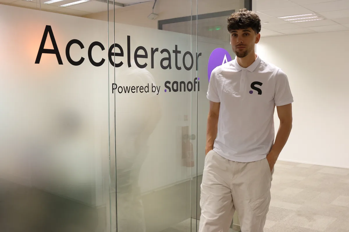 Romain Peltier devant le Sanofi Accelerator Paris